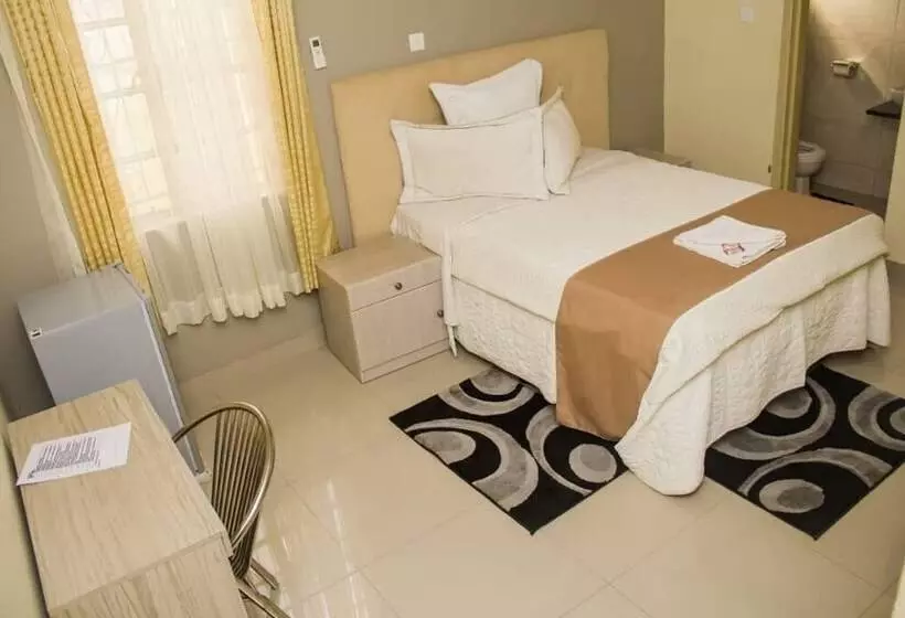 هتل Nsanika Executive Lodge