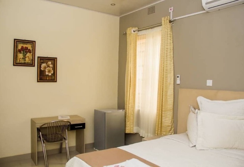 هتل Nsanika Executive Lodge