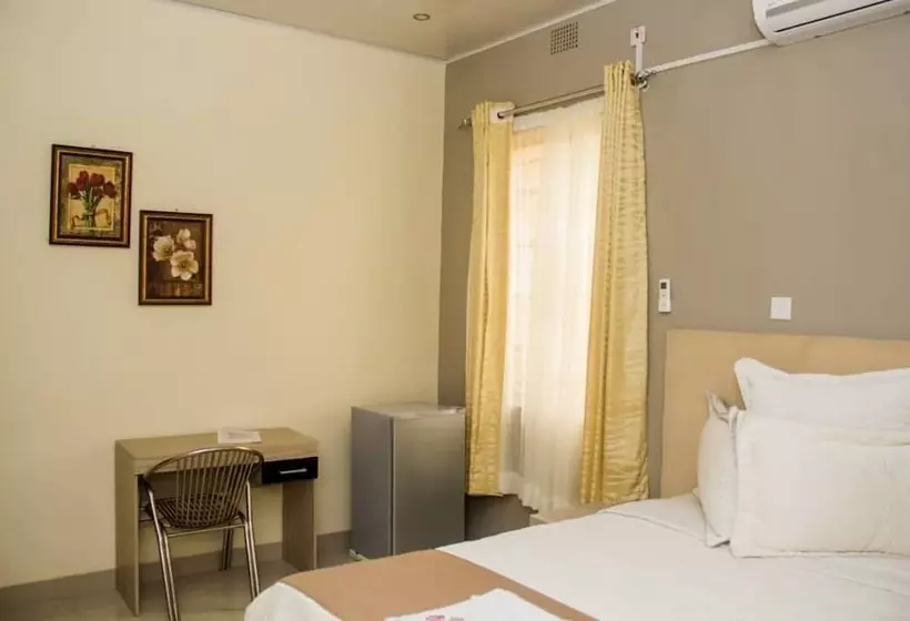 هتل Nsanika Executive Lodge