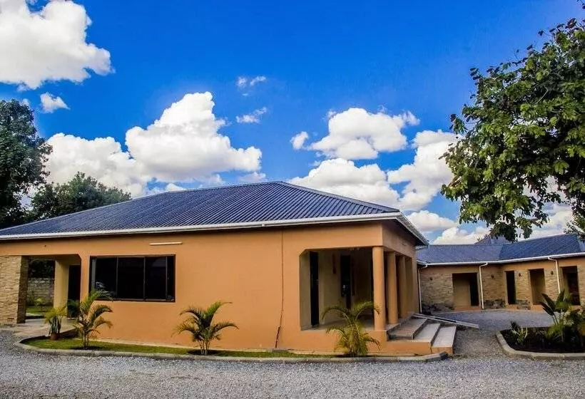 هتل Nsanika Executive Lodge