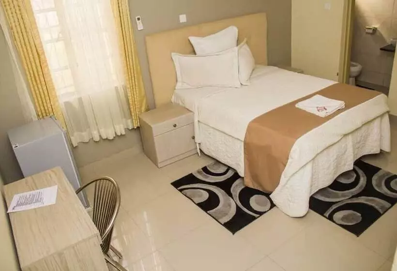 هتل Nsanika Executive Lodge