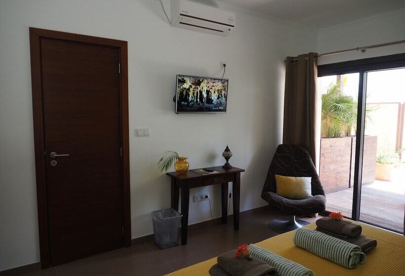 تختخواب و صبحانه Kas Chuchubi