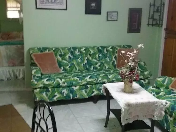 تختخواب و صبحانه Tony & Aldona S Retreat