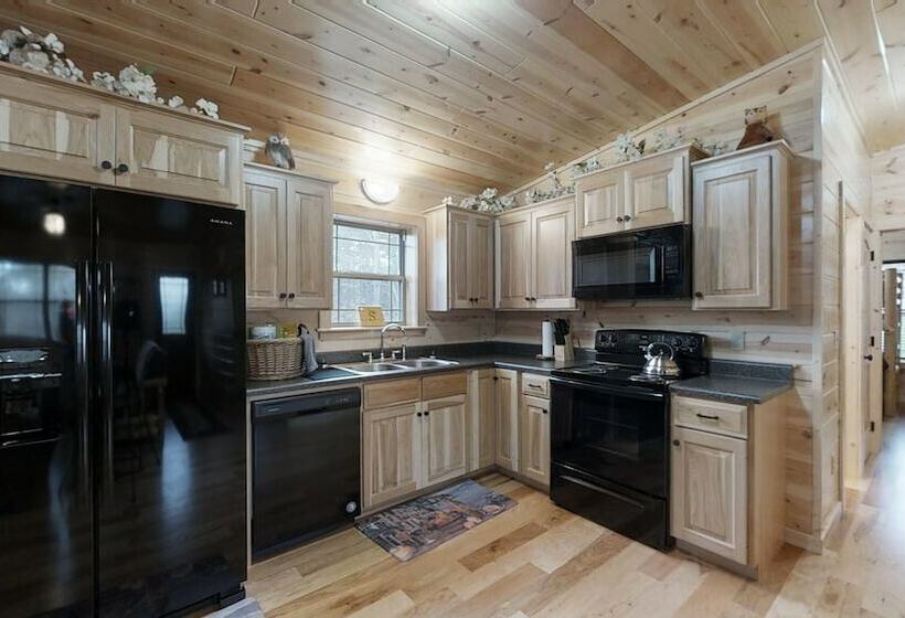 Foxes  Den Cabin With Private Hot Tub And Arcade Game By Redawning