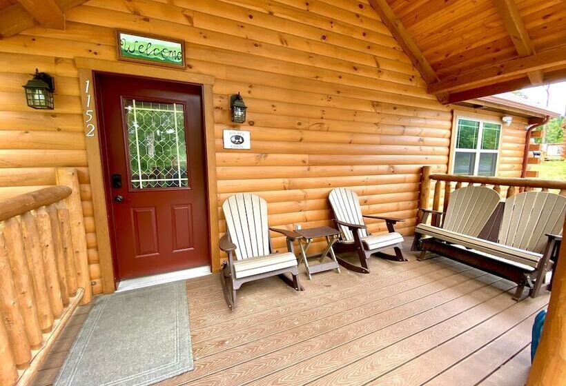 Foxes  Den Cabin With Private Hot Tub And Arcade Game By Redawning