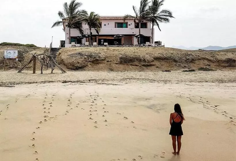 هتل Cerritos Beach Inn