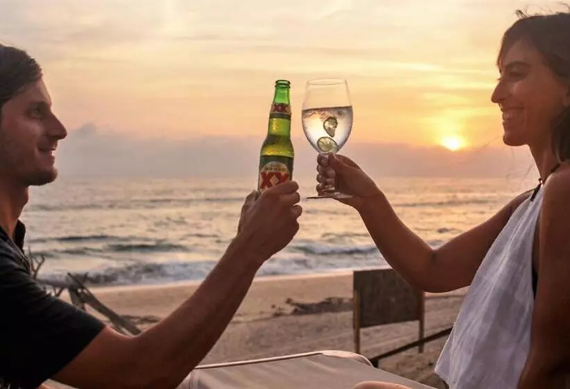 هتل Cerritos Beach Inn