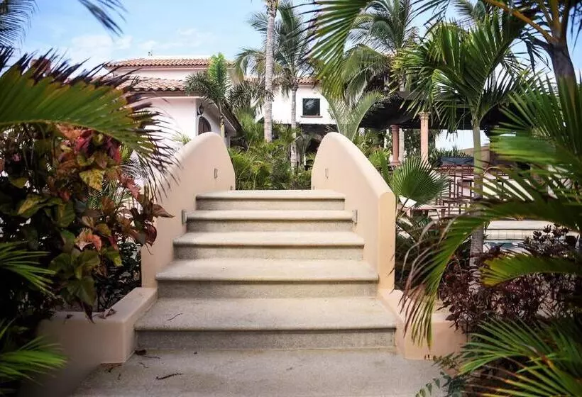 هتل Cerritos Beach Inn