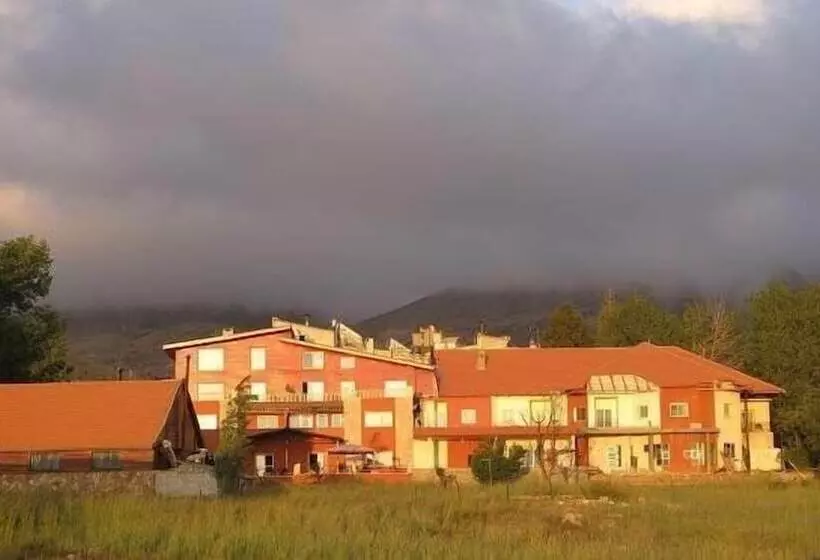 تختخواب و صبحانه Alpine Hotel Cedars