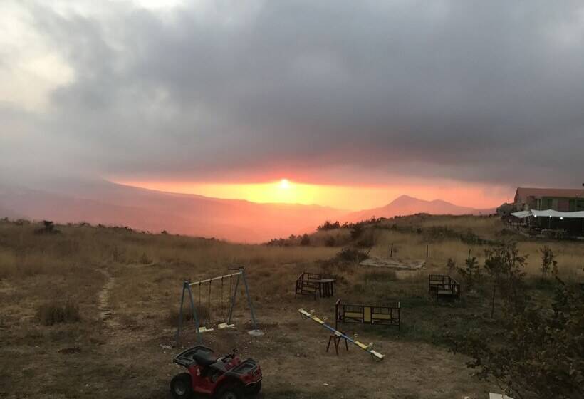 تختخواب و صبحانه Alpine Hotel Cedars