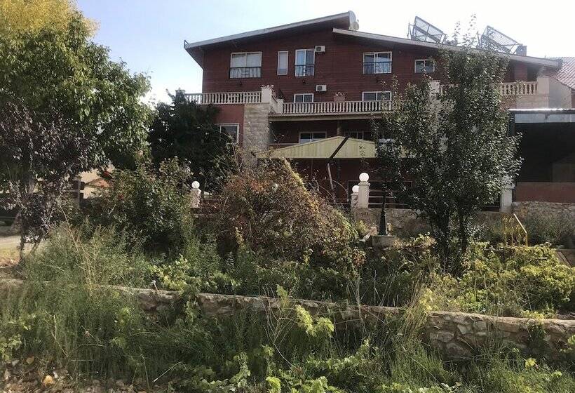 تختخواب و صبحانه Alpine Hotel Cedars