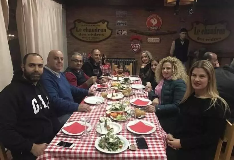 تختخواب و صبحانه Alpine Hotel Cedars