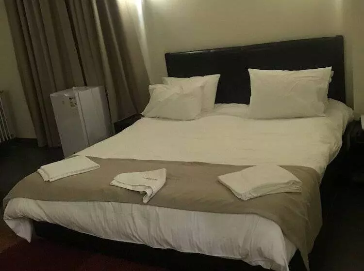 تختخواب و صبحانه Alpine Hotel Cedars