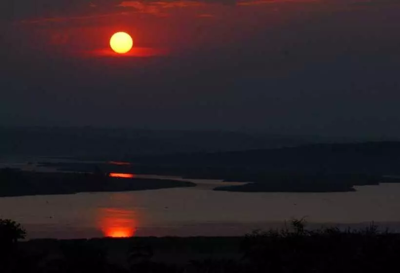 هتل Bwana Tembo Safari Lodge