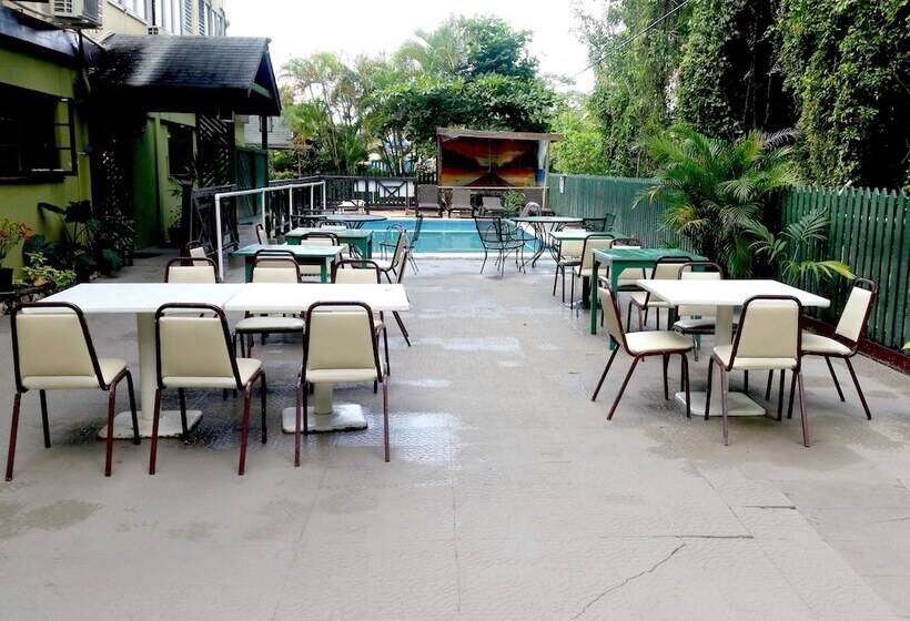 هتل Pineapple Suites