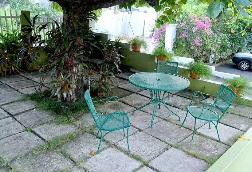 هتل Pineapple Suites