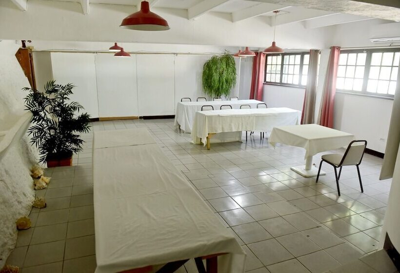 هتل Pineapple Suites