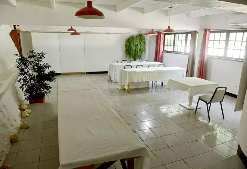 هتل Pineapple Suites