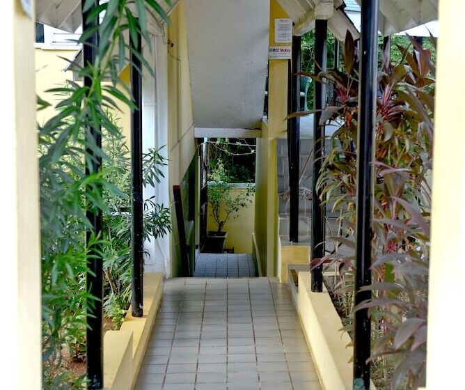 هتل Pineapple Suites