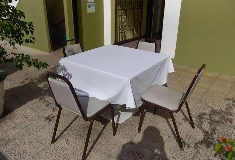 هتل Pineapple Suites