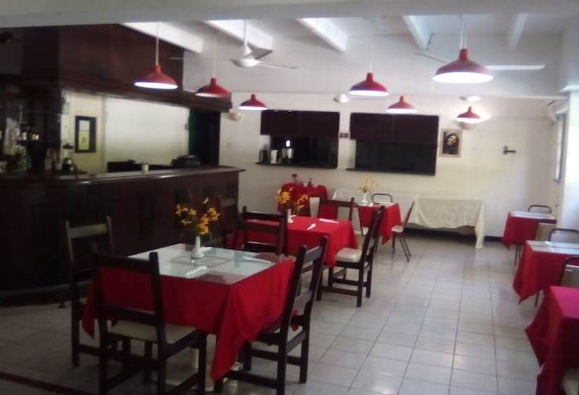 هتل Pineapple Suites