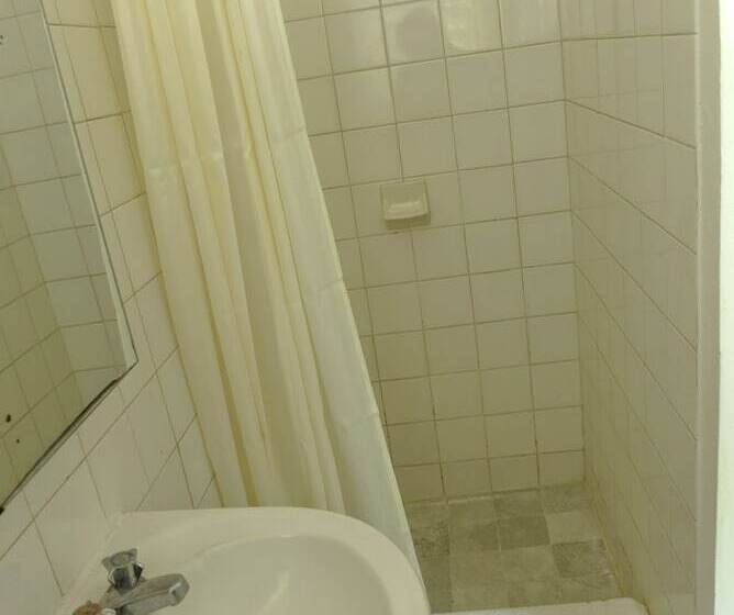 هتل Pineapple Suites