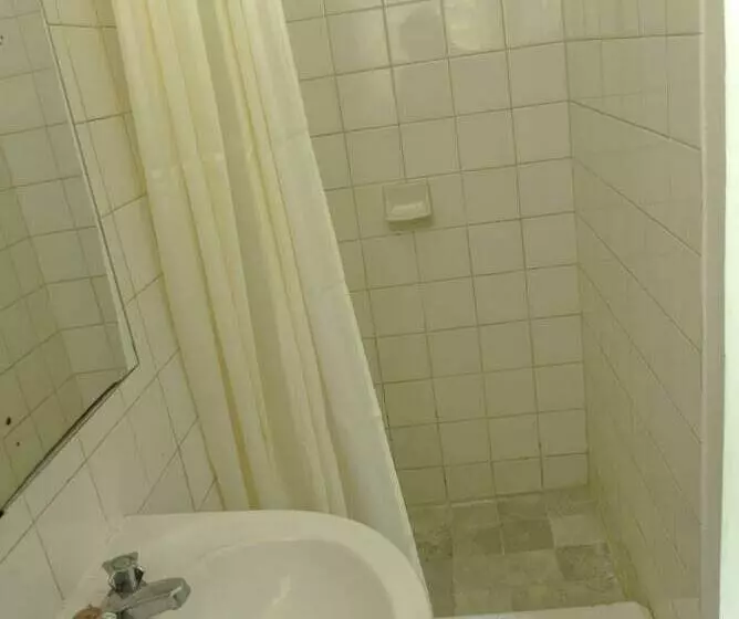 هتل Pineapple Suites