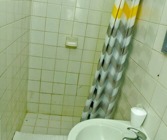 هتل Pineapple Suites