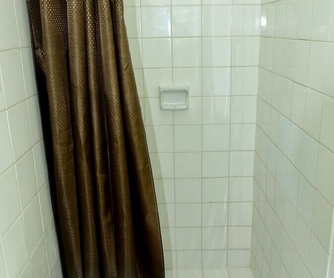 هتل Pineapple Suites