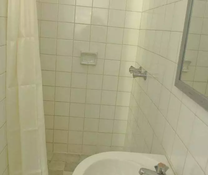 هتل Pineapple Suites