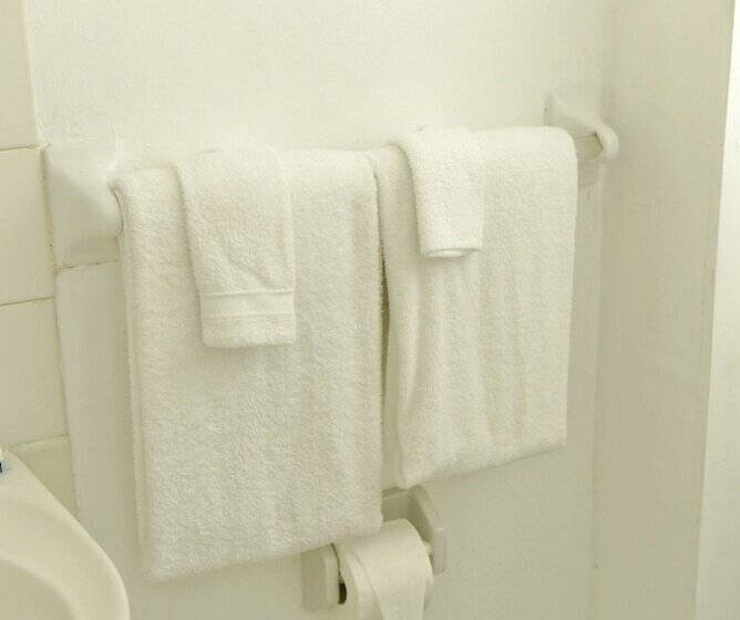 هتل Pineapple Suites