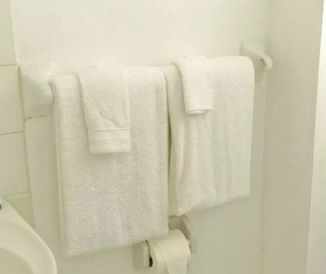 هتل Pineapple Suites