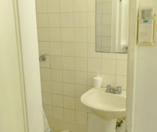 هتل Pineapple Suites