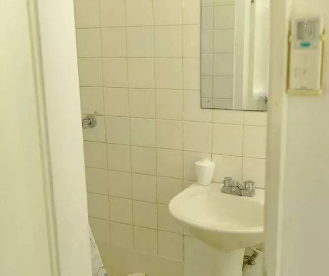 هتل Pineapple Suites