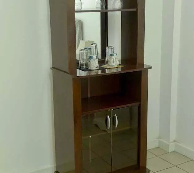 هتل Pineapple Suites