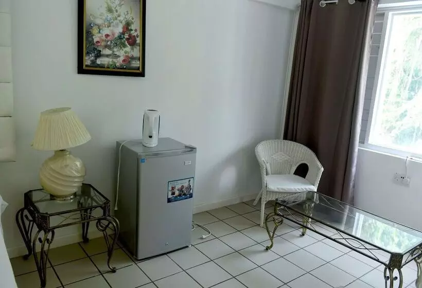 هتل Pineapple Suites