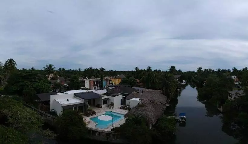 هتل The Hook Lodge