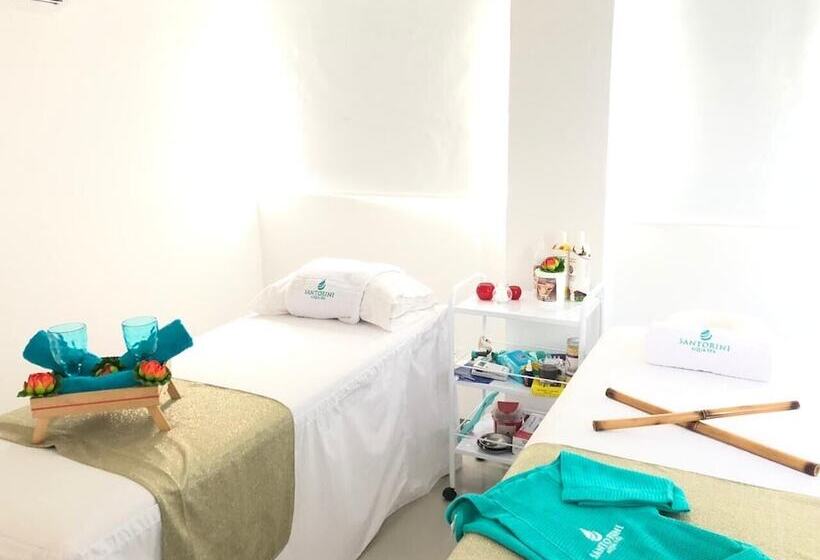 Apartasuites La Flora