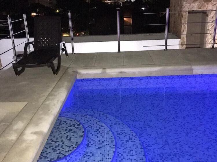 Apartasuites La Flora