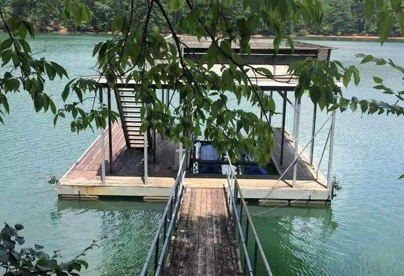 Deepwater Lodge