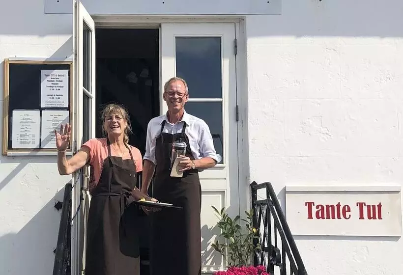 Hotelli Tante Tut & Onkel E   B & B