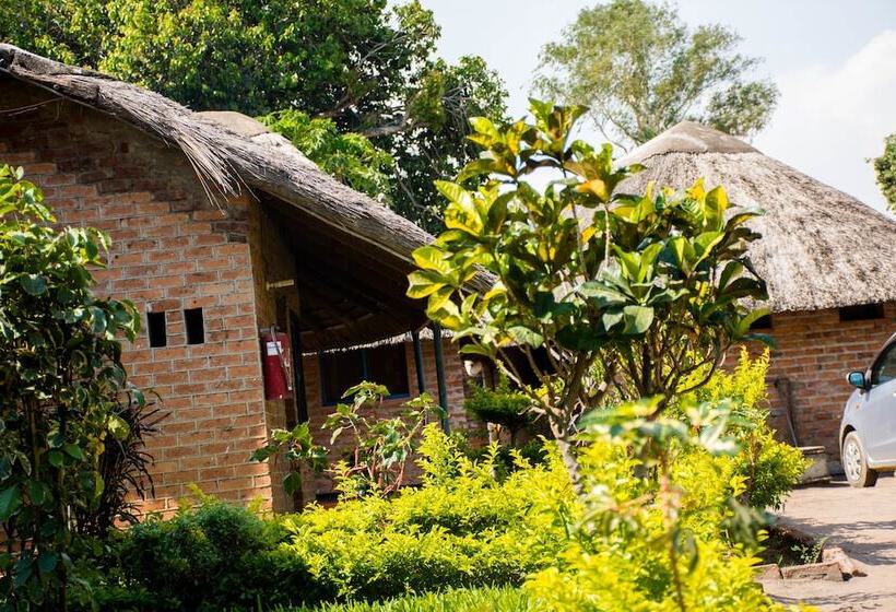 هتل Mkunkhula Baobab Lodge