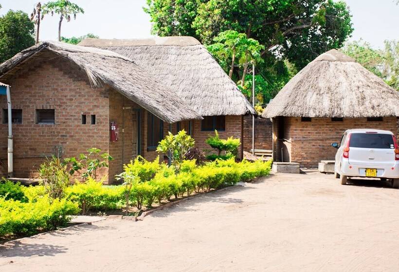 هتل Mkunkhula Baobab Lodge