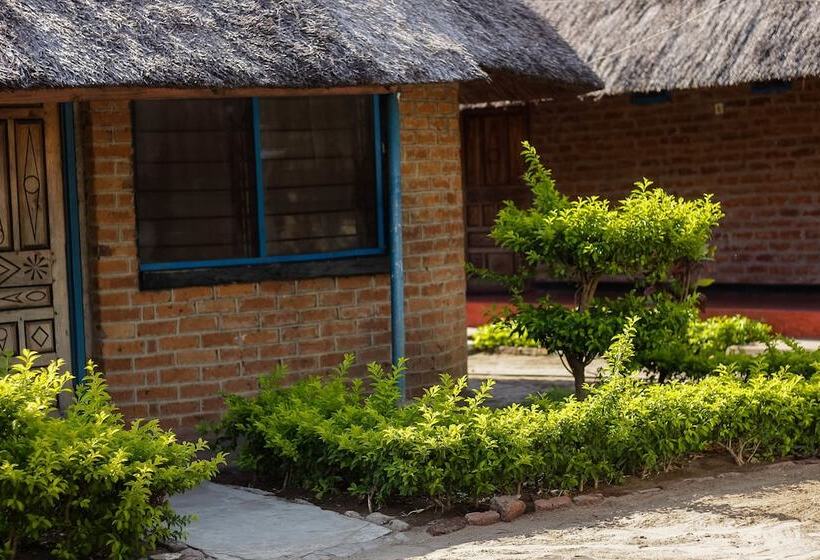 هتل Mkunkhula Baobab Lodge