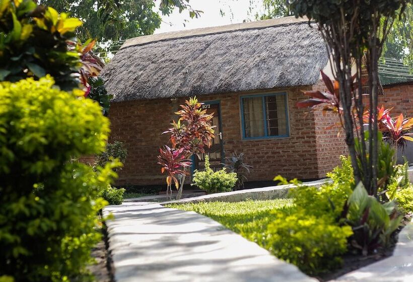 هتل Mkunkhula Baobab Lodge