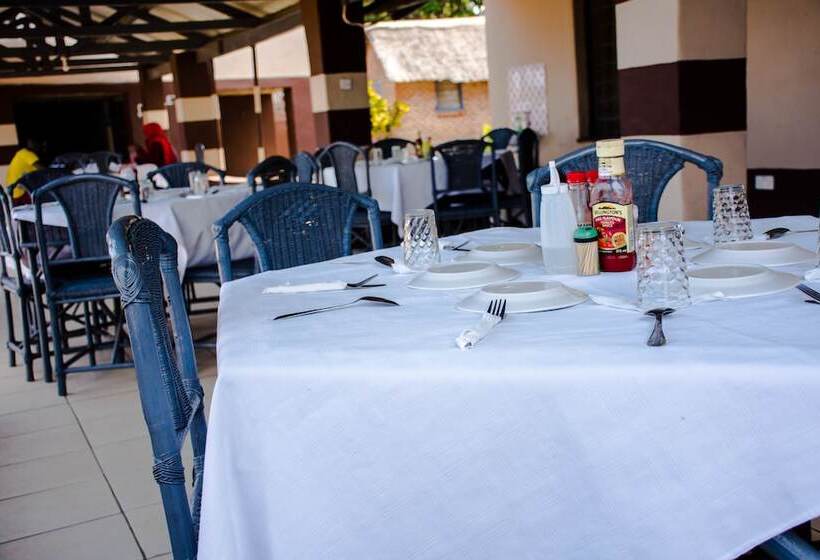 هتل Mkunkhula Baobab Lodge