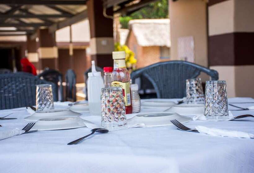 هتل Mkunkhula Baobab Lodge