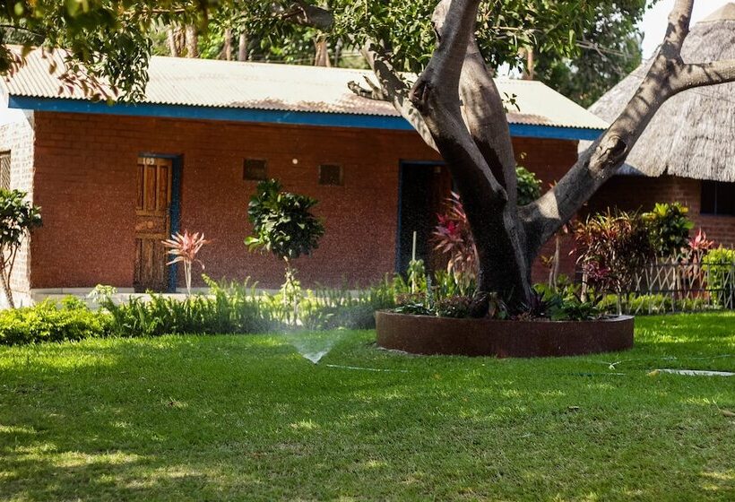 هتل Mkunkhula Baobab Lodge