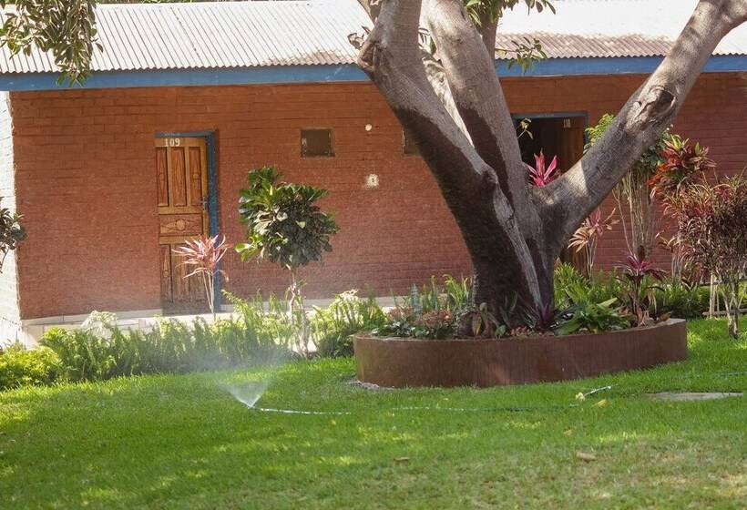 هتل Mkunkhula Baobab Lodge