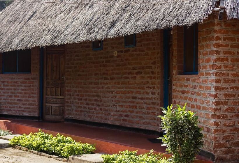 هتل Mkunkhula Baobab Lodge